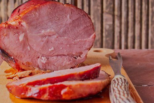 Freshly,Cooked,Gammon,,Joint,Resting,On,A,Wooden,Board,,With