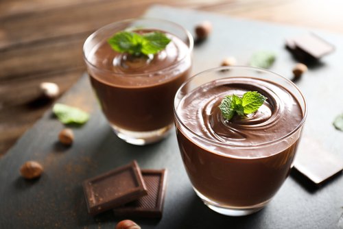 Chocolate,Mousse,With,Mint,In,Portion,Glasses,On,Slate,Cheese